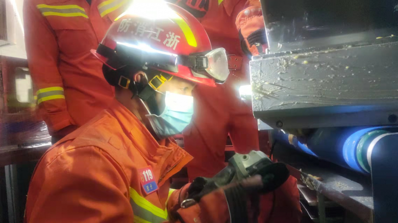 工人操作不当手被卡住 瑞安消防火速救援