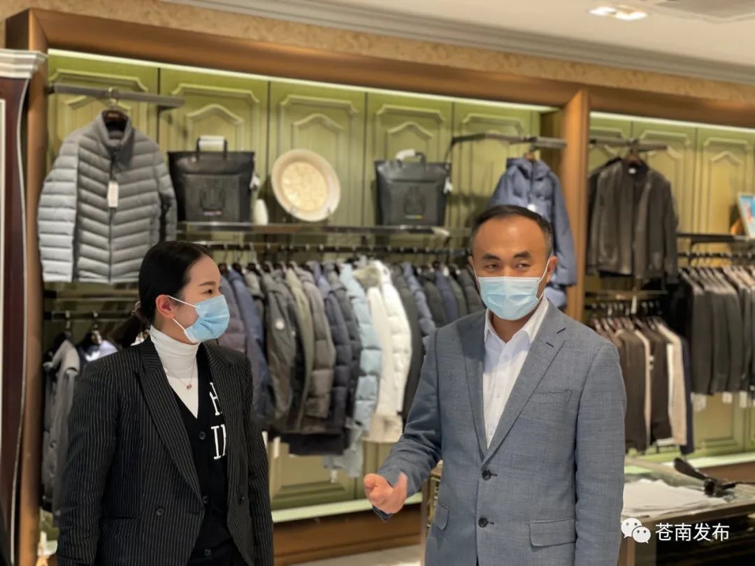 在江湾路一带,曾仁海随机抽查沿街商铺疫情防控措施落实情况