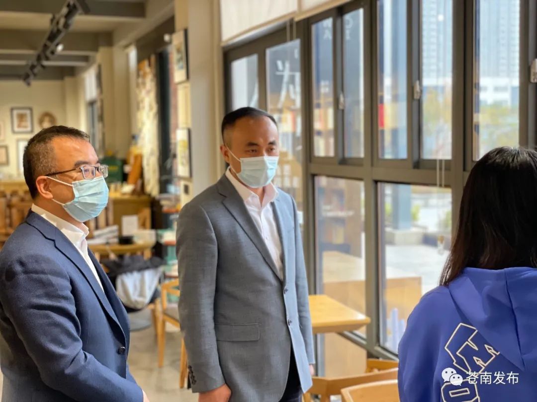 曾仁海一行还前往中心湖城市文化客厅等地,暗访督查疫情防控措施落实