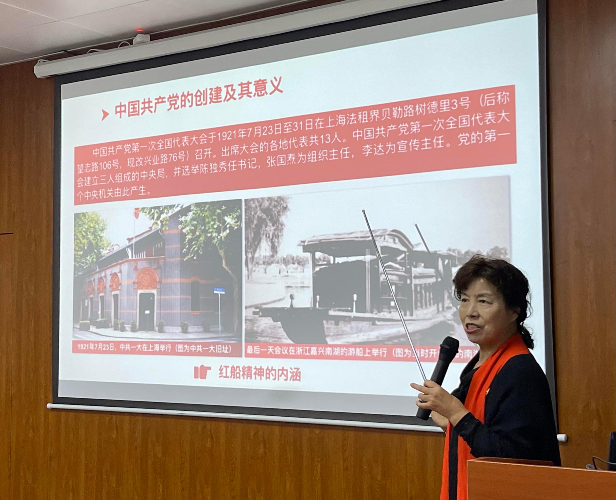 退休干部,更是一名党代表,积极宣讲党的红色历程,弘扬党的建党精神,责