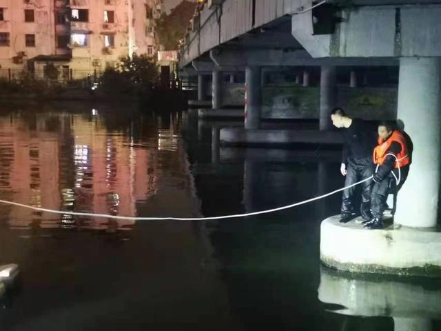 【新闻有读】温州民警数次跳入冰河 勇救落水男子