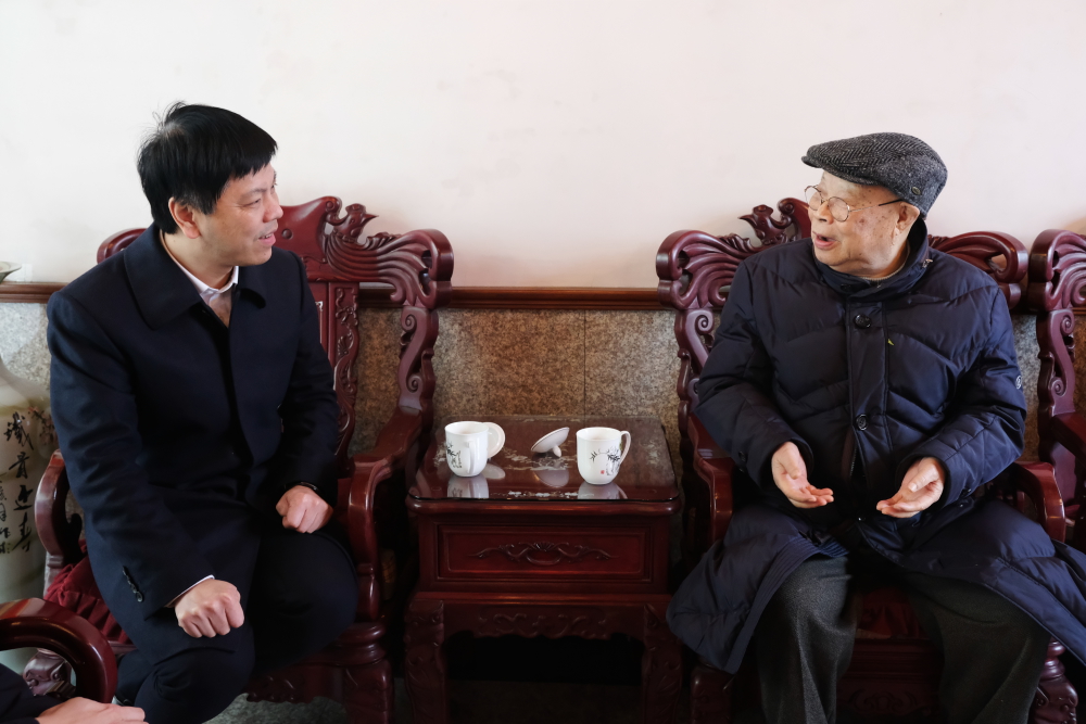 在泽雅镇胡坦村,曾瑞华走进市劳模胡辅云家中,送上鲜花和慰问品,向