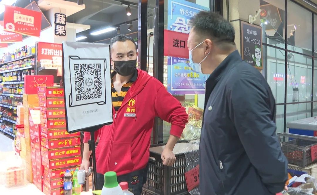 督查中,苏中杰一行还走访了永元超市东城路店,菜鸟驿站东城路店等地