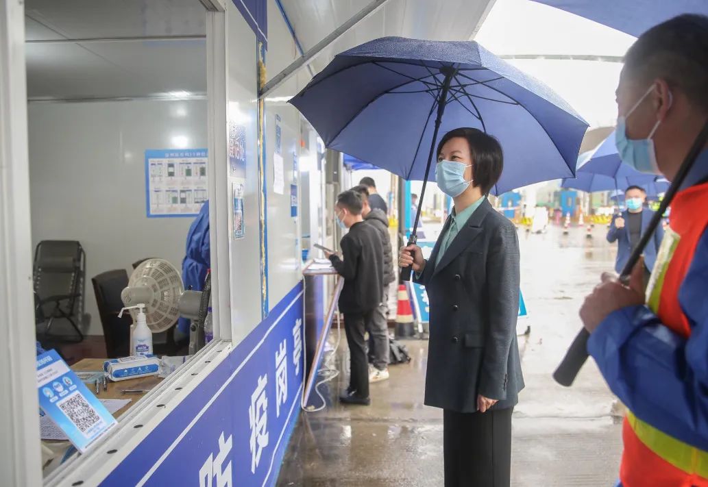 永嘉县委书记黄慧看望慰问疫情防控服务点一线人员坚守
