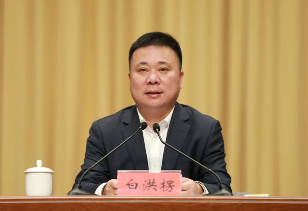 区委副书记,区长张崇波主持.贾焕翔,周基斌等区四套班子领导参加会议.