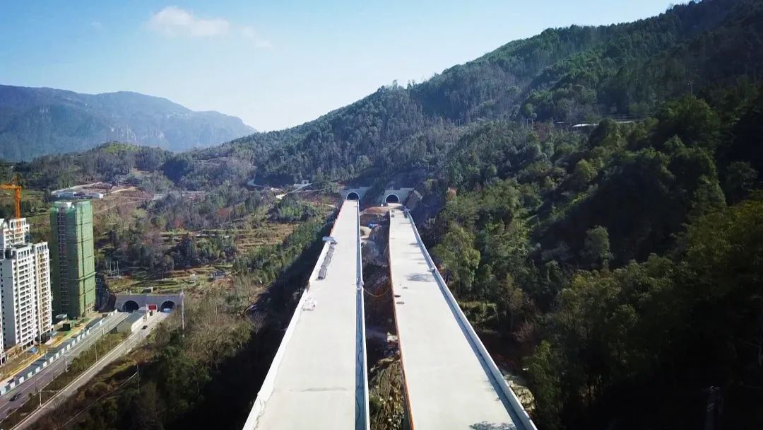 景文高速叶麻尖特长隧道双幅贯通 系浙江在建最长山岭隧道