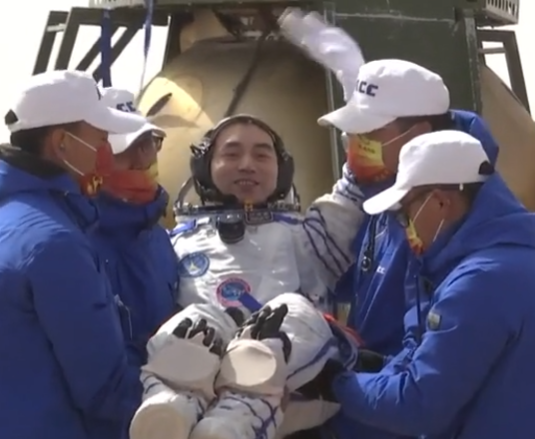 三名航天员顺利出舱！