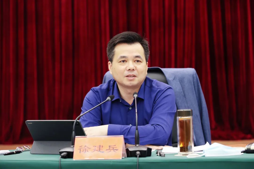 乐清市委书记徐建兵在乡镇街道党工委书记工作例会上强调坚定信心锚定