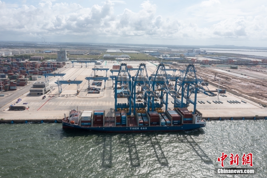 中国首个海铁联运自动化集装箱码头完成首次靠泊