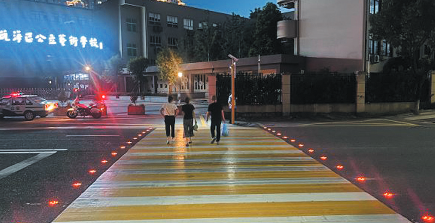 温州首条“彩色智能斑马线”闪亮登场 行人进入自动亮灯
