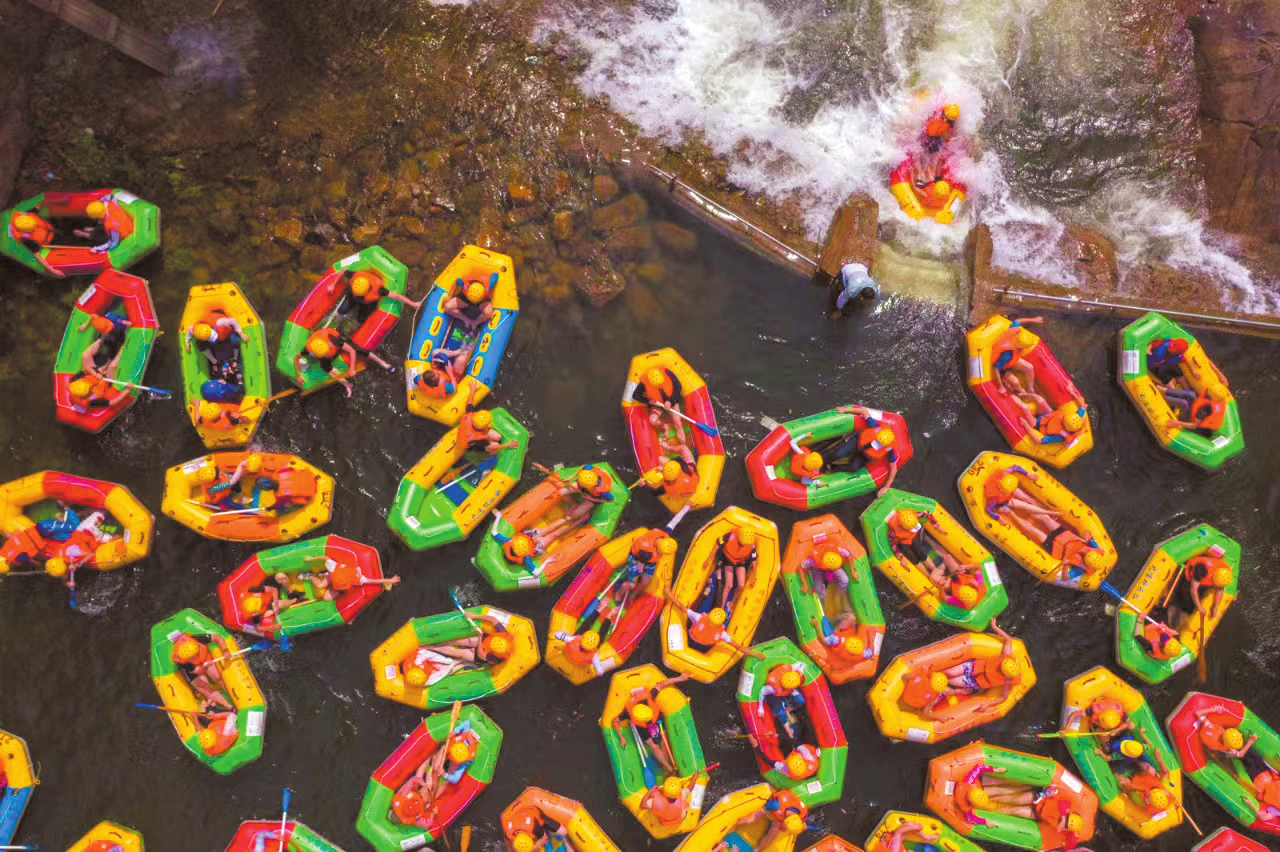 仍有每天两三百位游客,到文成县九溪欢乐谷景区,体验漂流等避暑游乐