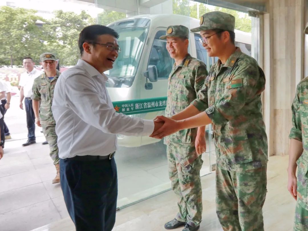 温州高新区党工委书记周一富,龙湾区人大常委会主任张纯芳一行首先