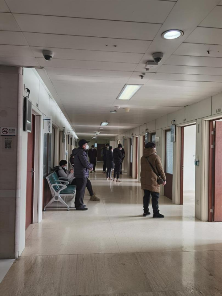 患者胸闷气急症状明显,情绪也会比较焦虑,经常一来就要求做个ct或胸片