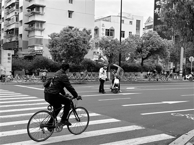 交警开展行人和电动自行车交通违法专项整治
