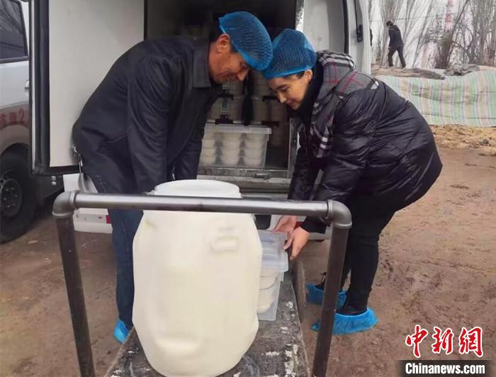 米力姑?它力甫和父亲它力甫?卡尔。 冯佳鑫 摄 米力姑?它力甫和父亲它力甫?卡尔。 冯佳鑫 摄