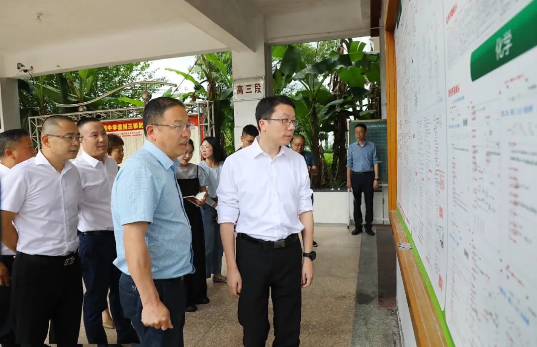 泰順縣委書記丁熠鋒主持召開縣委常委會會議