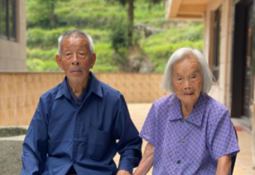 “我家有对‘神仙眷侣’，外婆102岁，外公93岁”