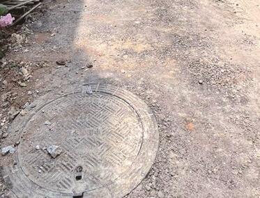 温州现“井盖一条街”：百米路上竟有57个窨井盖