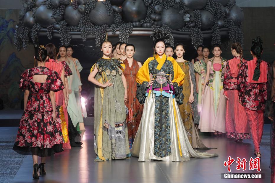 张义超时装亮相第六届新疆国际民族舞蹈节