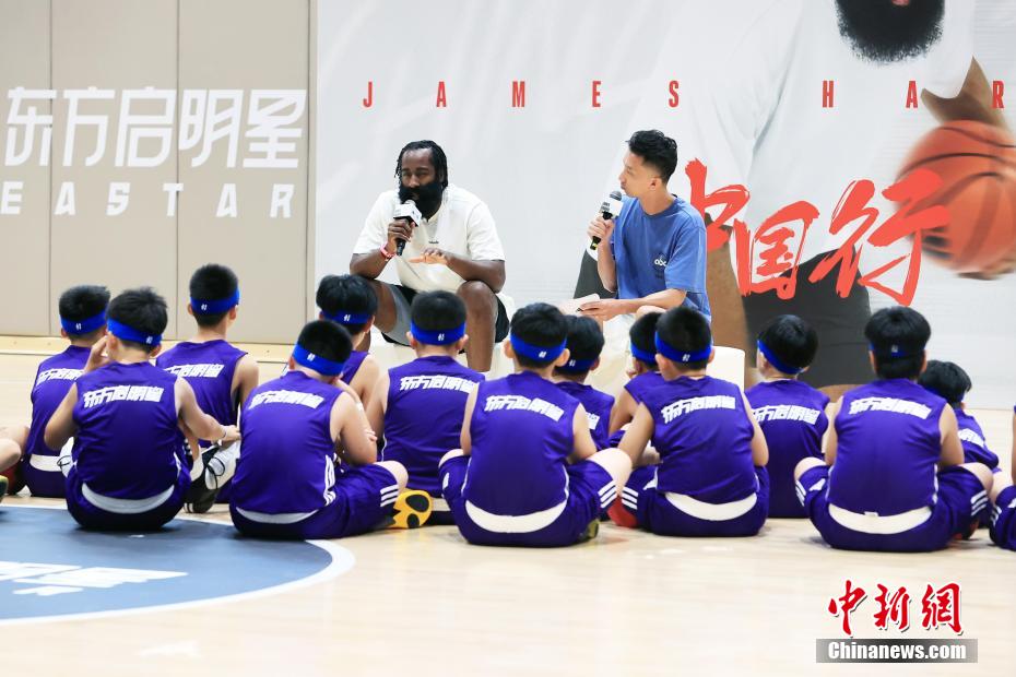 NBA球员詹皇・哈登在上海和小球员“切磋球技”