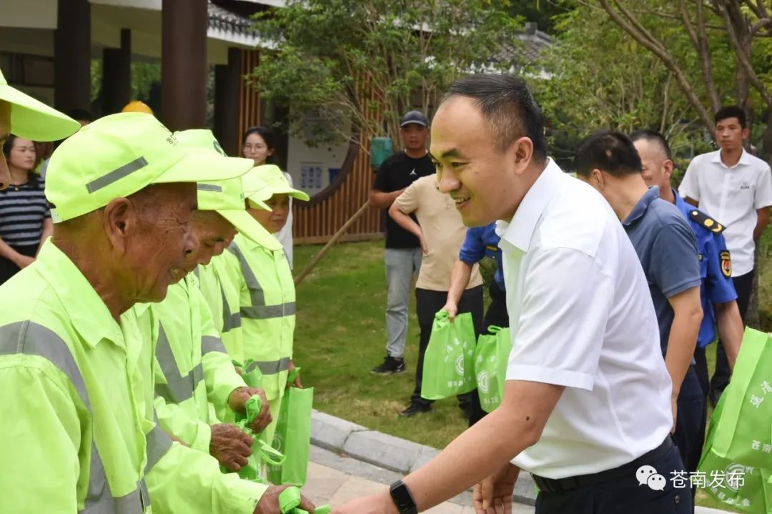 "今天下午,曾仁海一行先后前往河滨公园户外劳动者服务站点,苍南县硕