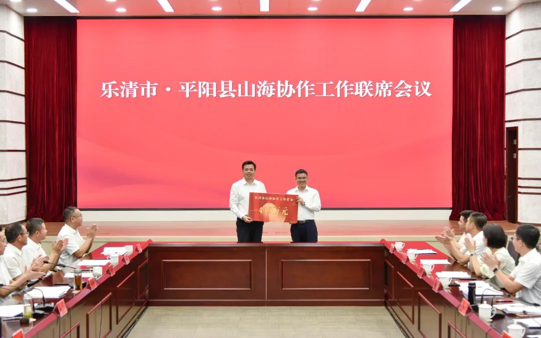 县党政代表团一行在大荆镇下山头村铁皮石斛田园综合体,察看乡贤回归