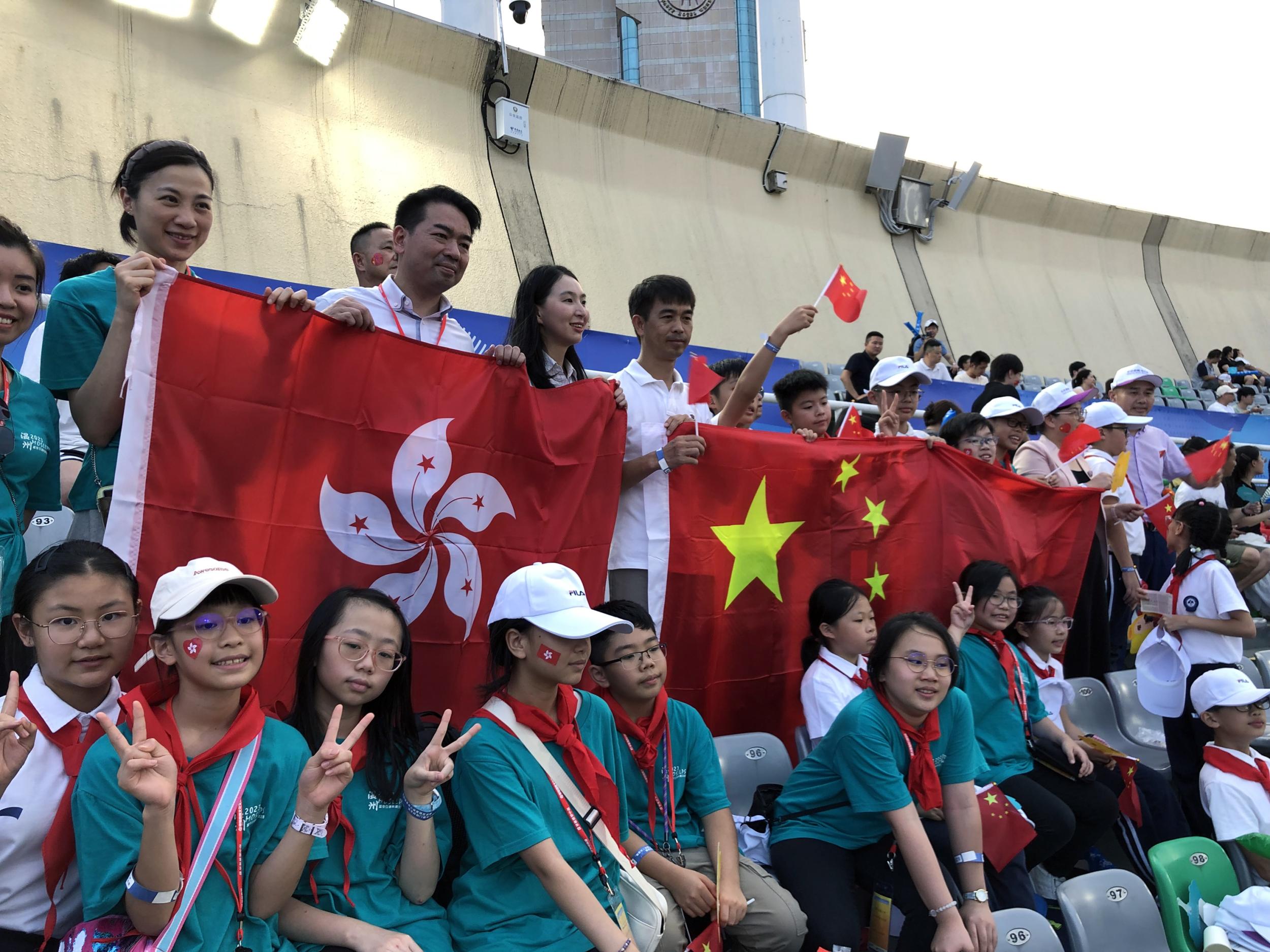 一场球赛收获友谊！温州香港两地小学生同看女足比赛
