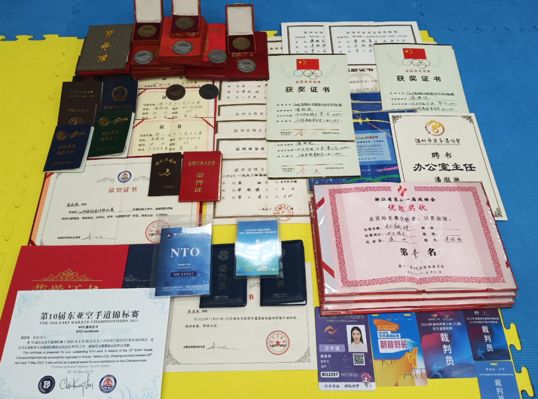 据悉,空手道项目裁判选拔非常严格,必须满足三个条件:裁判业务知识