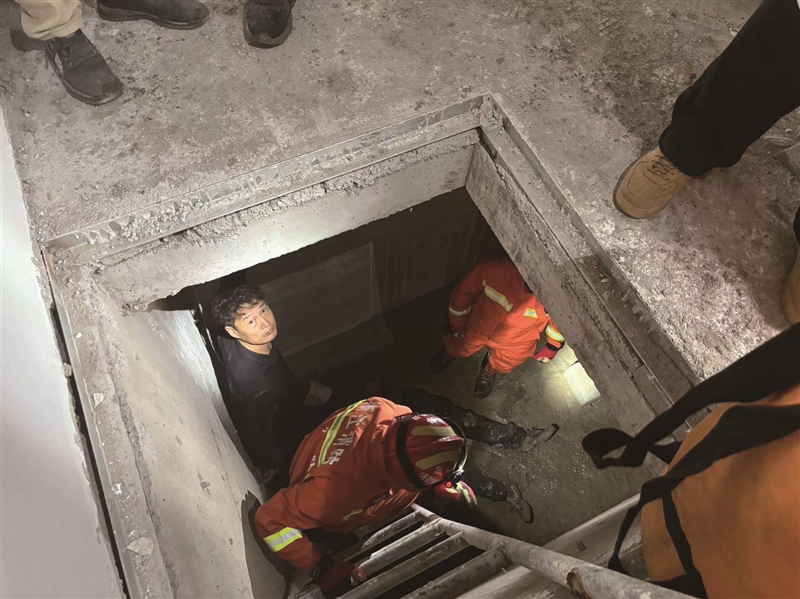 管道井上面铺盖三合板成“陷阱” 工地施工人员掉进井内求助消防