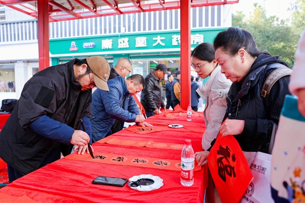 大南中古侨街开街仪式暨温州首届中古二奢集市在闻宅步行街举行.