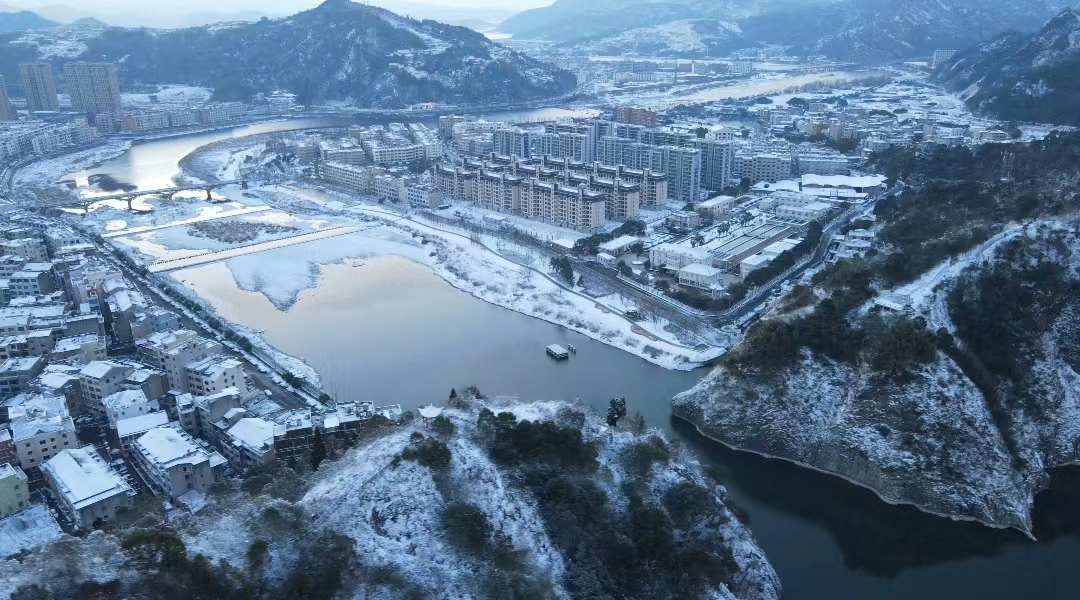 温州乐清：雪景中的水利工程