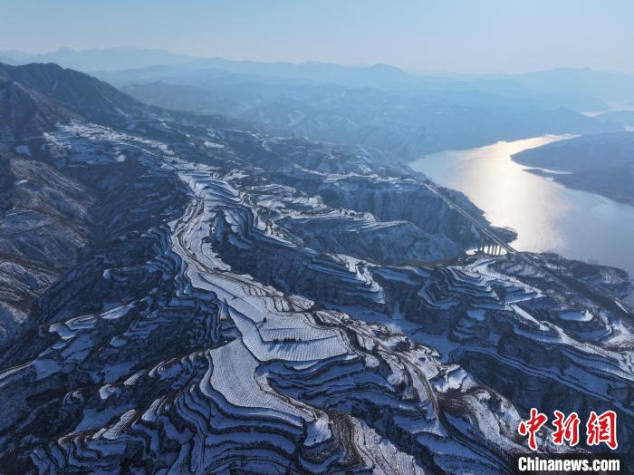 河南渑池黄河两岸现雪龙景观