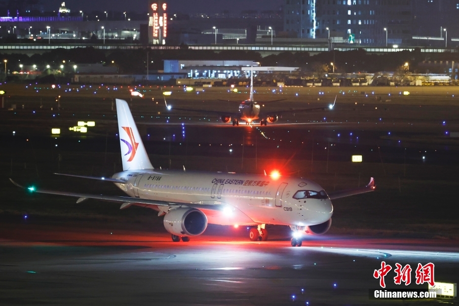 全球首架C919大型客机从上海起飞 参加新加坡国际航空航天与防务展