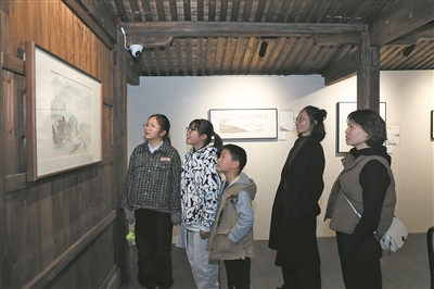 他坦言:這些作品是首次在溫州展覽,而選擇在歷史街區辦這樣的畫展