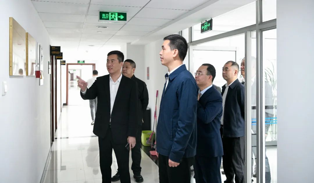 苍南县委书记张本锋调研县委社会工作部