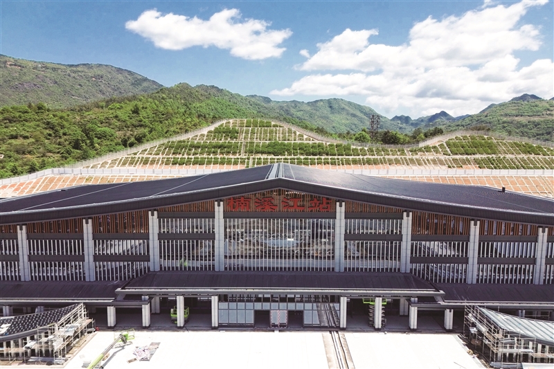 杭温铁路楠溪江站站内装修接近尾声 候车厅吊顶提取古村坡屋形体