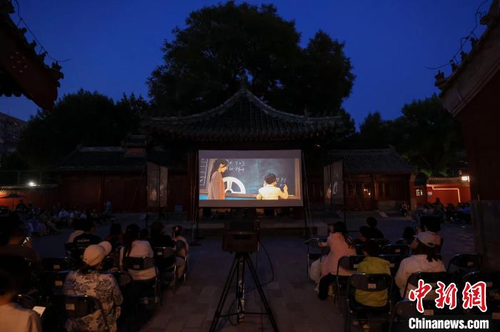 古い建物が露天映画館に変身京城博物館は「映画の夜」を作る