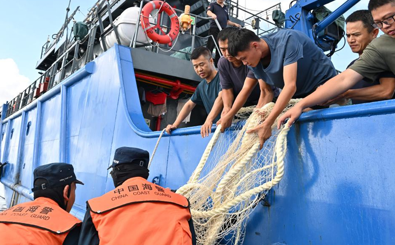 中国海警将菲律宾非法所得渔网收回并送归中国渔民