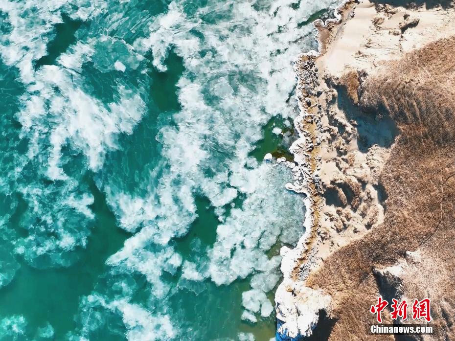青海湖冰面开裂 湖水“露脸”尽显斑驳之美