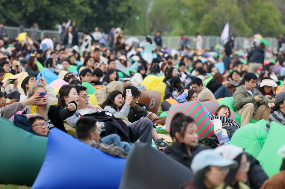2.4万歌迷奔赴温州，只为参加这场狂欢……