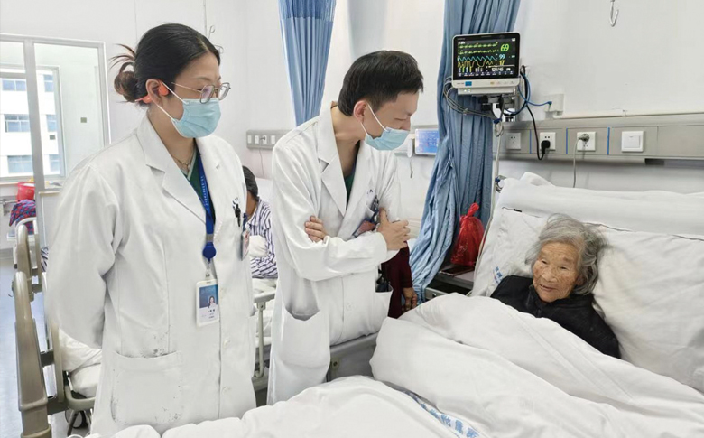 112岁，全球最高龄心脏起搏手术患者康复出院