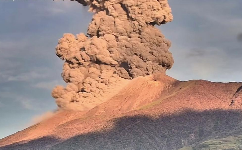 菲律宾坎拉翁火山剧烈喷发