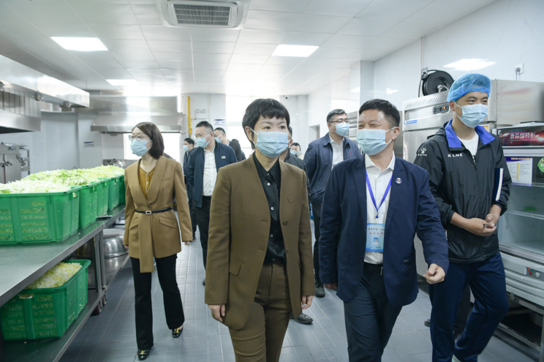 龙港市委书记何宗静督导检查“校园餐”工作