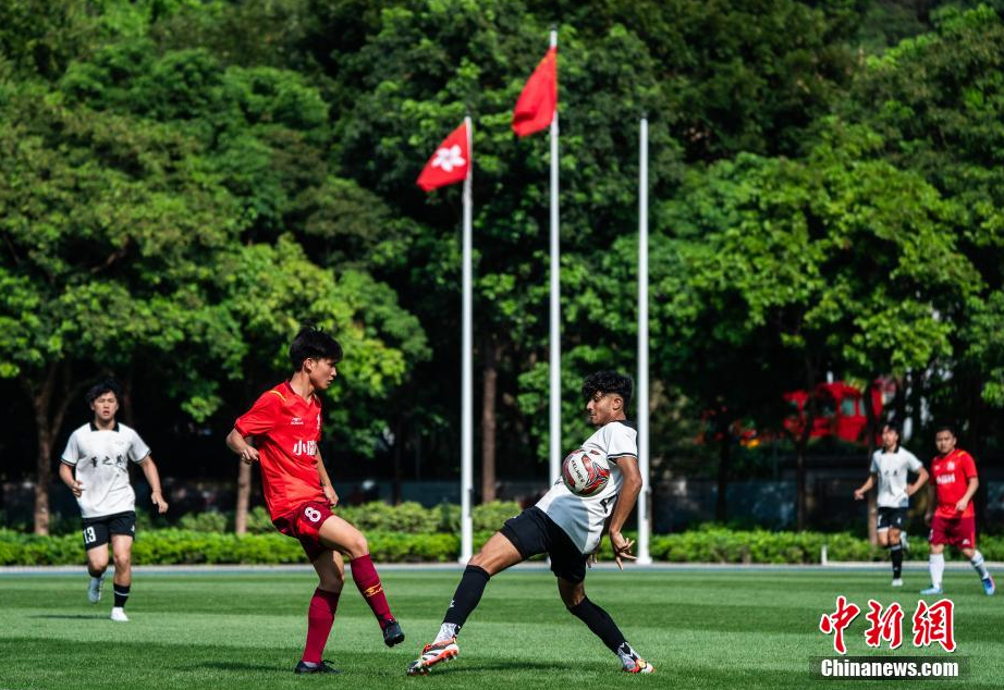 贵州村超足球小将与香港足球少年“过招”交流