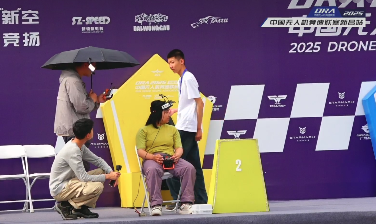 一飞冲天 ! 温州少女飞手竞速“空中F1”