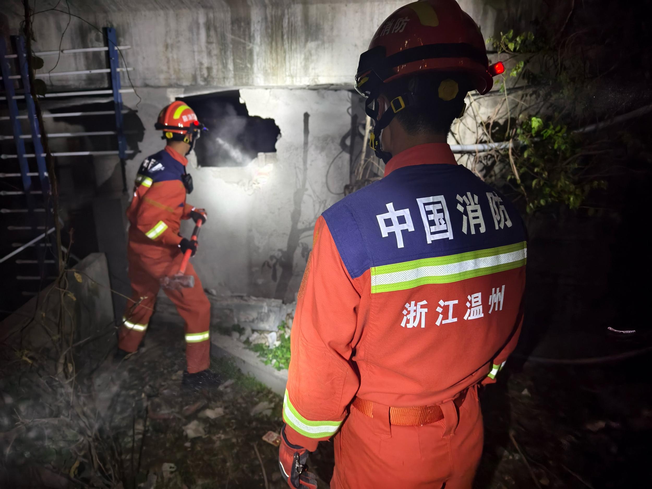 生死时速：温州消防3分钟开辟生命通道营救虚弱流浪者