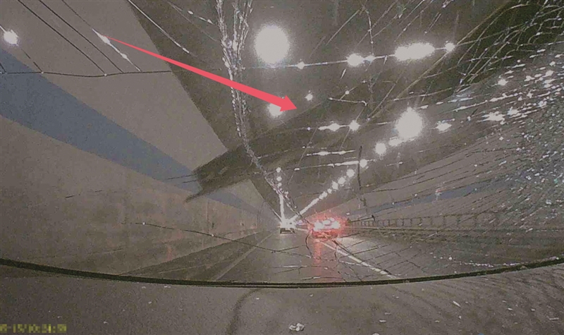 景山隧道“空降”一灯架，一车被砸中两车追尾