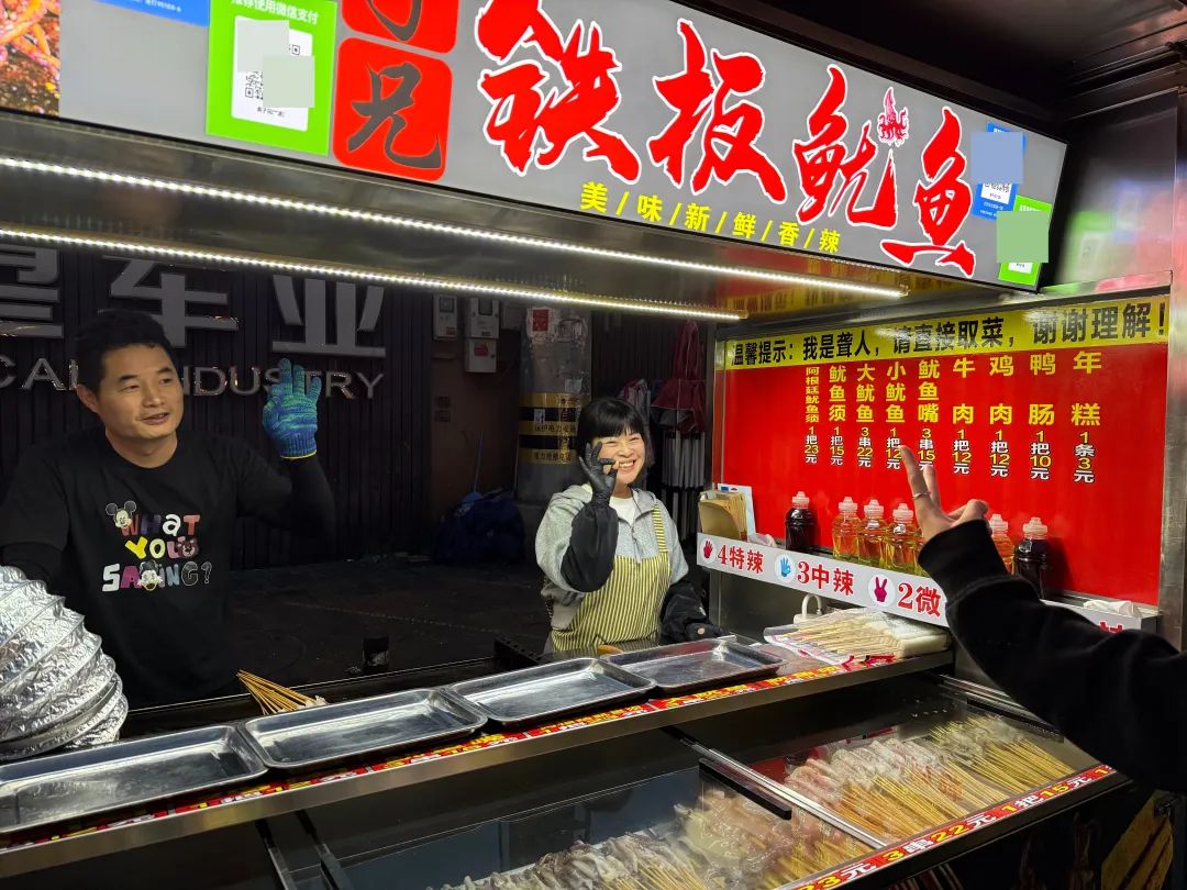 瑞安夜市有8家“无声摊位”，他们用手势与微笑书写自强人生