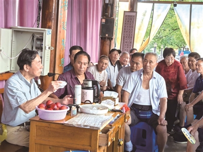 凉亭坚守三十年 “银发讲谈社”用方言架起民心桥