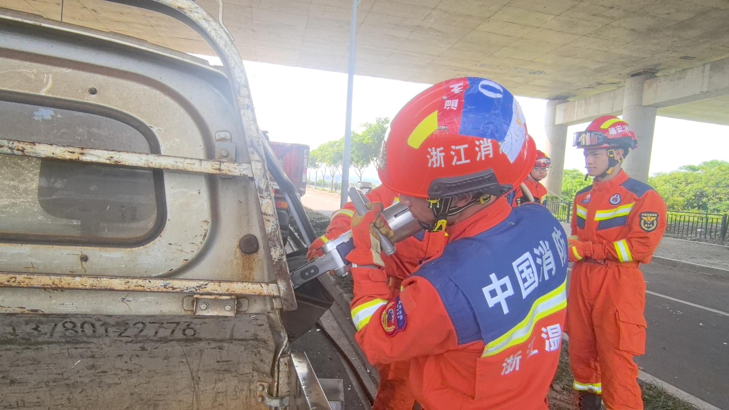 货车追尾半挂致司机被困 瑞安消防紧急救援成功脱险